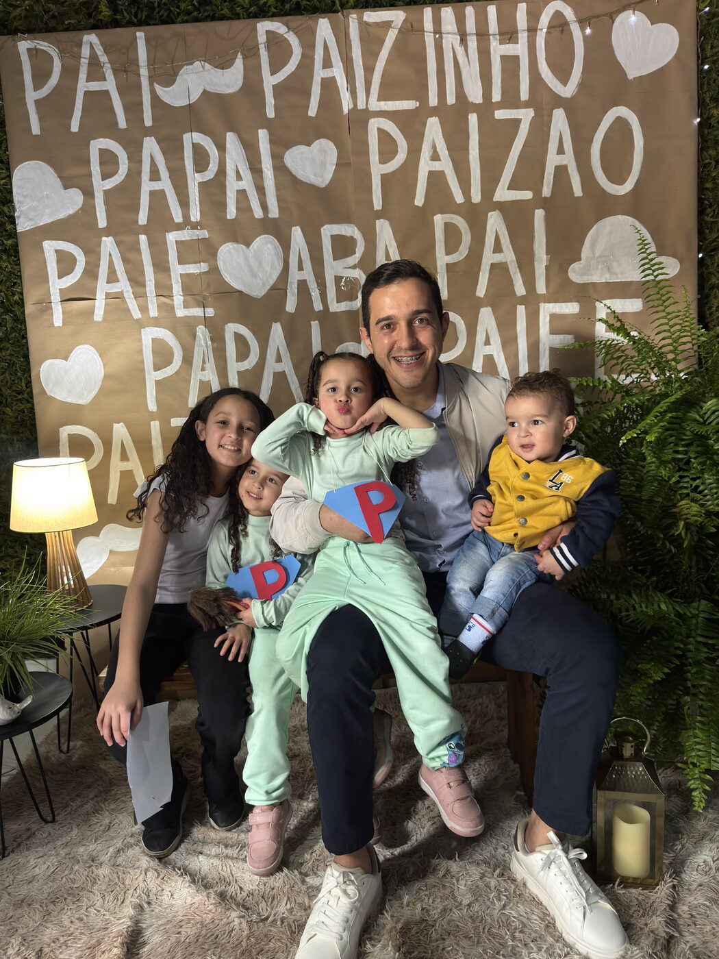 Lucas com os quatro filhos no Dia dos Pais